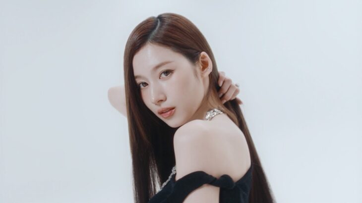 TWICEサナ、美ボディー際立つドレス姿　ミナ＆ジョンヨンとカラコン「SWEET 1 DAY」ブランドアンバサダー就任