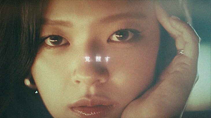 TWICEジョンヨン、魅惑的な表情で圧倒＆美脚際立つ洗練スタイル！TWICEの3名が出演するカラコンの新WebCMが公開