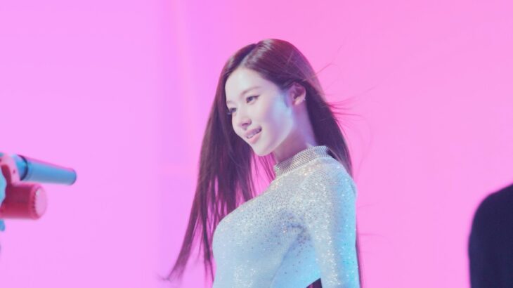 TWICEサナ、美ボディ全開のドレスで魅了！TWICEの3名が出演するカラコンの新WebCMが公開